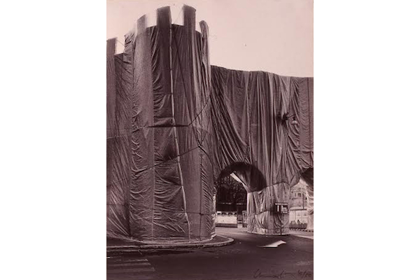 Christo, Roman Wrapped Wall, Porta Pinciana et Mur Aurélien, photo de Massimo Piersanti, vue du toit-terrasse et de l’hôtel l’Hôtel Jolly (actuellement Hôtel NH), Rome 1974. Courtesy archivio Massimo Piersanti.