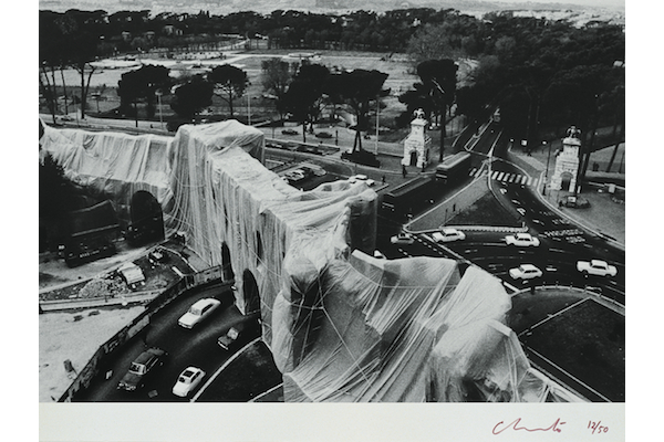 Christo, Roman Wrapped Wall, Porta Pinciana et Mur Aurélien, photo de Massimo Piersanti, vue du toit-terrasse de l’Hôtel Flora (actuellement Hôtel Mariott), Rome 1974. Courtesy archivio Massimo Piersanti.