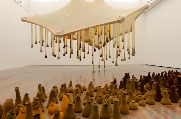 Ernesto Neto, Mentre niente accade _ While nothing happens, 2008. © Ernesto Neto. Vue de l'exposition _Belle Haleine. L'Odeur de l'art_, Musée Tinguely, Bâle, 2015