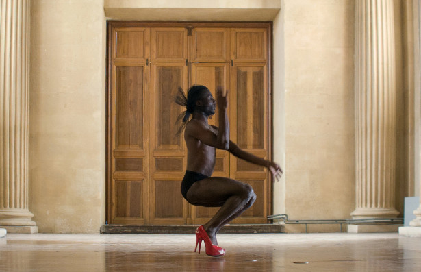 Red Shoes (Kendall Mugler), 2015, série House of HMU, photogramme © Frédéric Nauczyciel