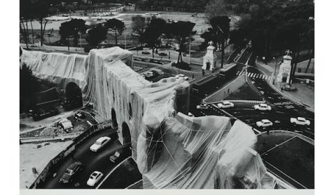 Christo, Roman Wrapped Wall, Porta Pinciana et Mur Aurélien, photo de Massimo Piersanti, vue du toit-terrasse de l’Hôtel Flora (actuellement Hôtel Mariott), Rome 1974. Courtesy archivio Massimo Piersanti.